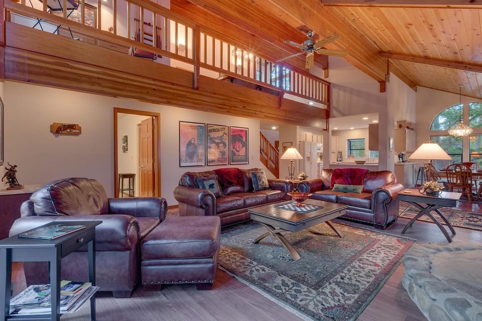 Dogwood Place by Tahoe Getaways - 3BR Pet-Friendly Tahoe Donner Home w Hot Tub, Pool Table, Wood Fireplace & HOA Amenities House in Truckee