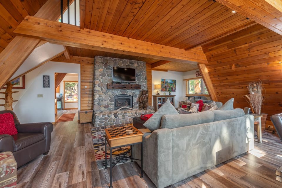 Ember Ridge Retreat by Tahoe Getaways - 3BR Pet-Friendly Carnelian Bay Rental w Fenced Yard, Ping Pong, Hot Tub, Near Northstar House in Lake Tahoe