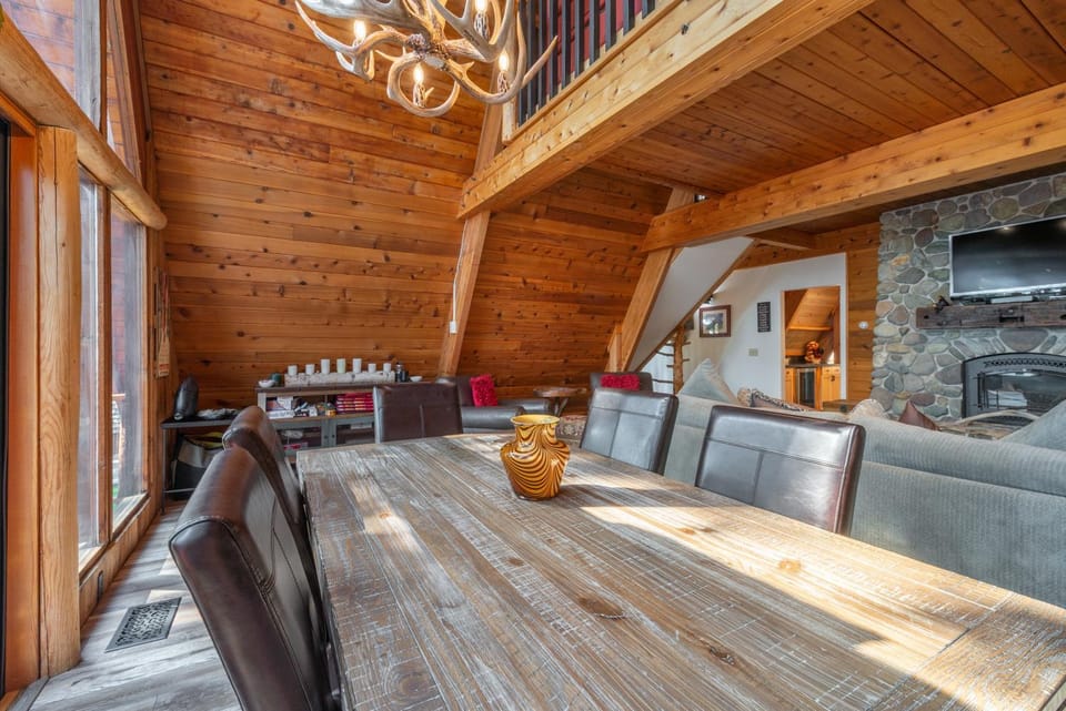 Ember Ridge Retreat by Tahoe Getaways - 3BR Pet-Friendly Carnelian Bay Rental w Fenced Yard, Ping Pong, Hot Tub, Near Northstar House in Lake Tahoe