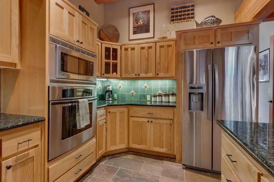 Fireside Lodge at Northstar By Tahoe Getaways - 4BR w Hot Tub, HOA & Ski Shuttle House in Sierra Nevada