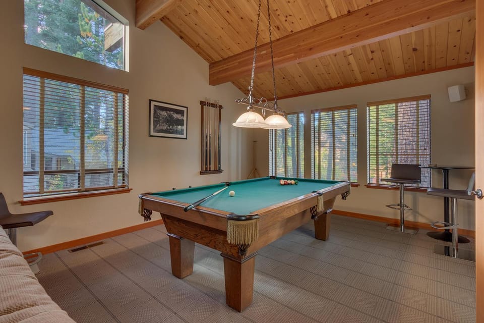 Fireside Lodge at Northstar By Tahoe Getaways - 4BR w Hot Tub, HOA & Ski Shuttle House in Sierra Nevada