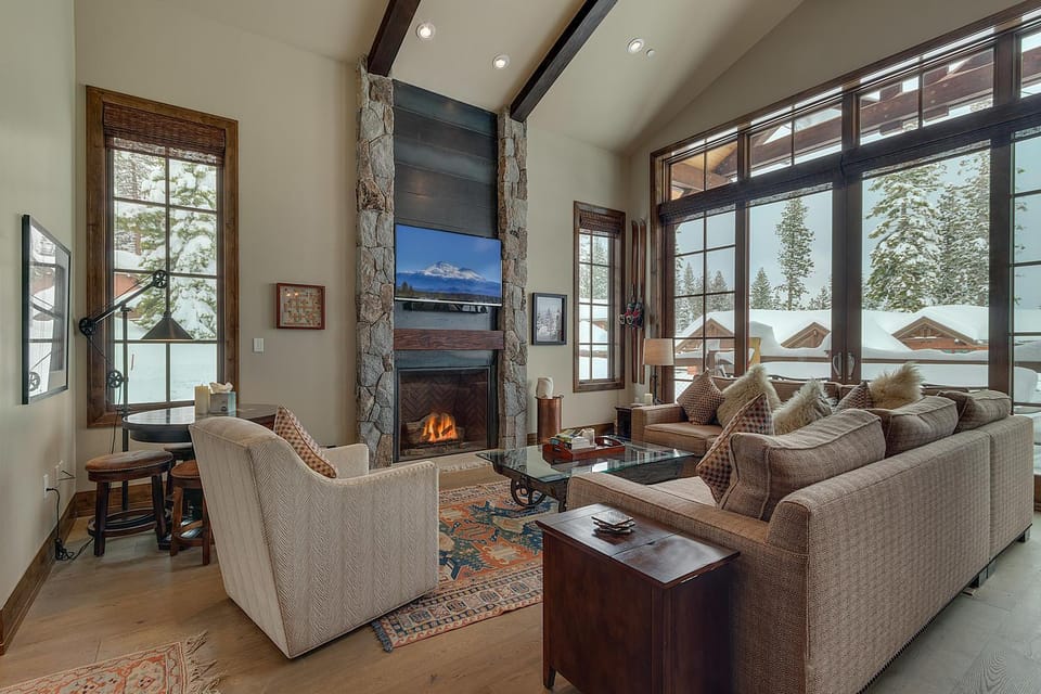 Gondola Getaway- Ski-in Ski-out - Luxury 4 BR, Private Hot Tub, HOA Amenities House in Sierra Nevada