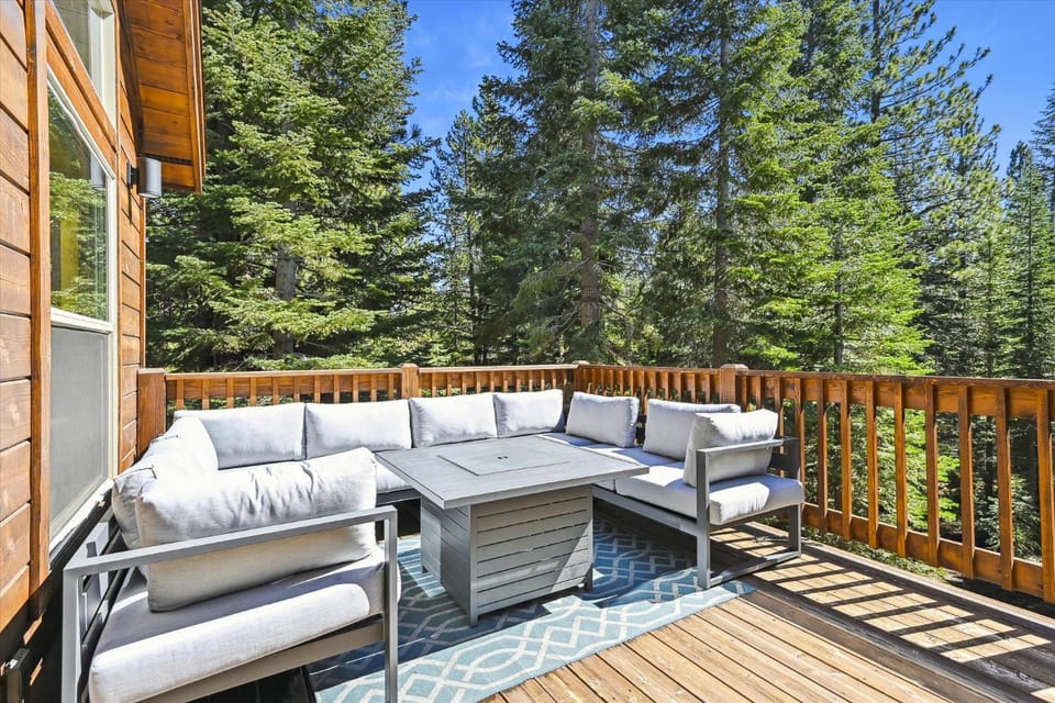 Graystone Retreat - Modern Retreat w Hot Tub & HOA Amenities House in Truckee