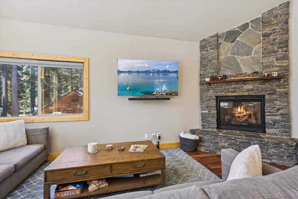 Graystone Retreat - Modern Retreat w Hot Tub & HOA Amenities House in Truckee