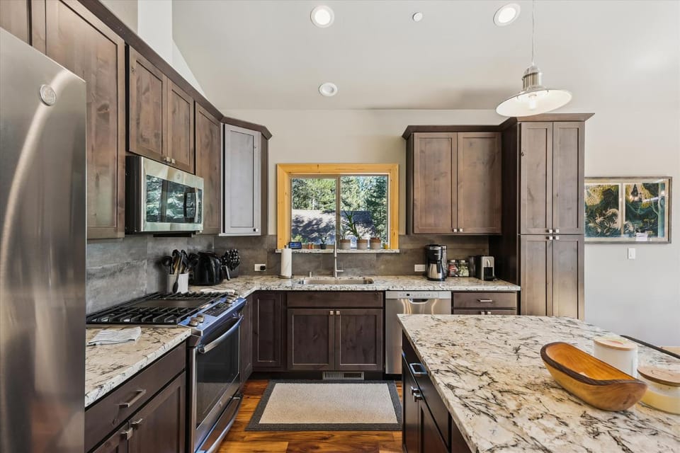 Graystone Retreat - Modern Retreat w Hot Tub & HOA Amenities House in Truckee