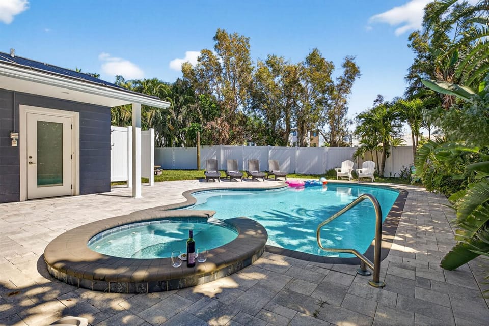Steps to beachTiki BarHeated Poolfun! House in Indian Rocks Beach