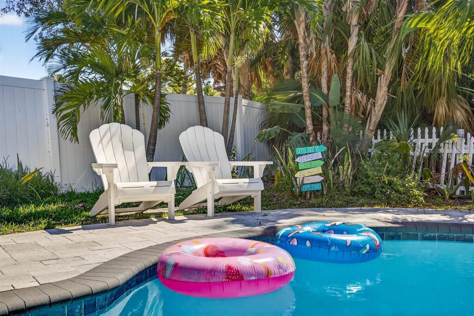 Steps to beachTiki BarHeated Poolfun! House in Indian Rocks Beach