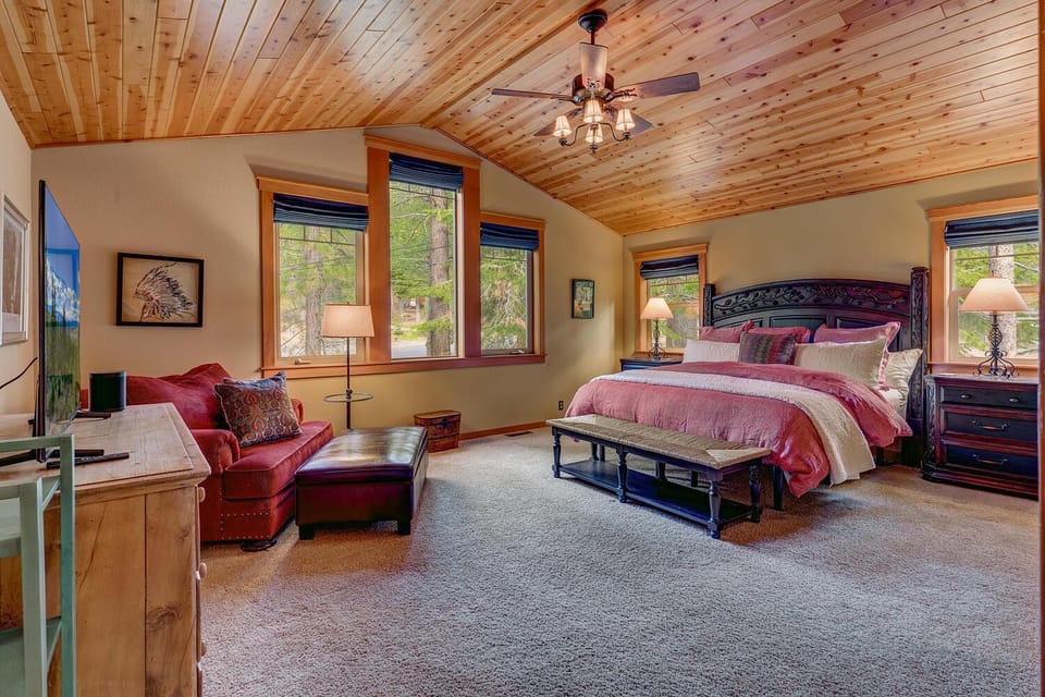 High Country Lodge by Tahoe Getaways - Tahoe Donner 4BR w Hot Tub, Air Conditioning, EV, HOA, Shuffleboard and Horse Shoe Pit House in Truckee