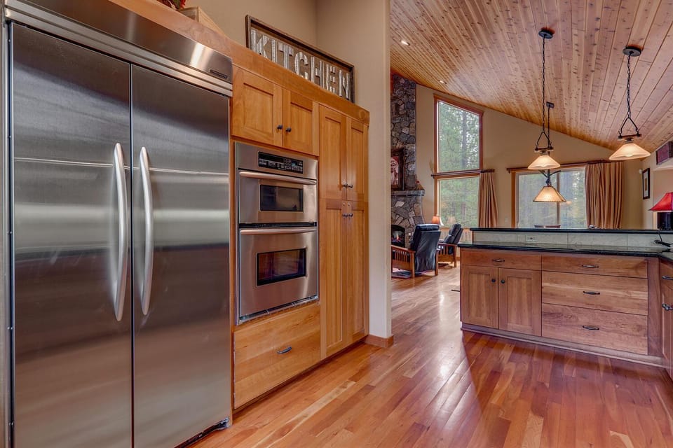 High Country Lodge by Tahoe Getaways - Tahoe Donner 4BR w Hot Tub, Air Conditioning, EV, HOA, Shuffleboard and Horse Shoe Pit House in Truckee