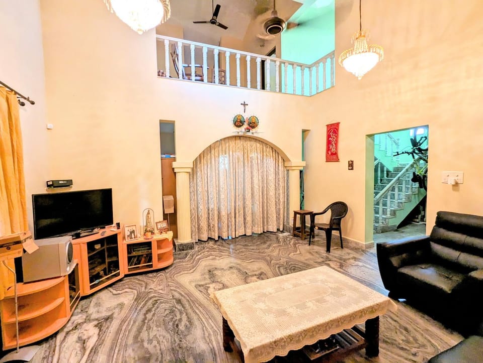 Communal lounge/ TV room, TV and multimedia, Living room, Seating area, Evening entertainment