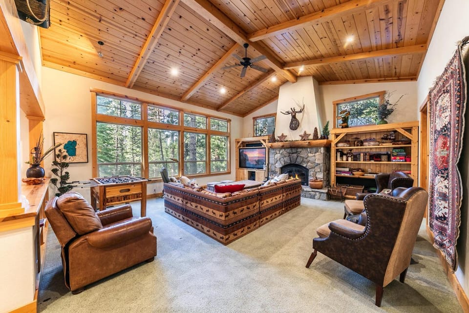 TV and multimedia, Living room, Seating area, Entertainment, fireplace