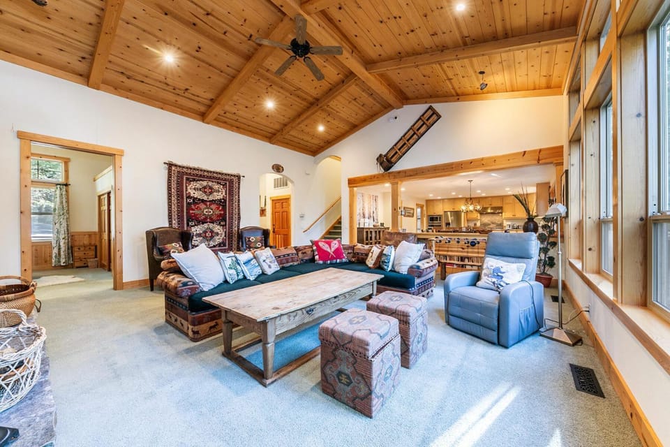 TV and multimedia, Living room, Seating area, Entertainment, fireplace