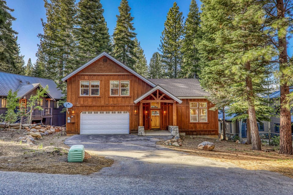 Indian Hills at Northstar by Tahoe Getaways - Spacious 4 BR, Private Hot Tub, Wood Fireplace, and HOA Amenities House in Sierra Nevada