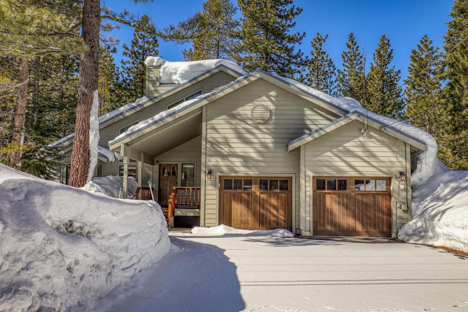 Kokanee at Tahoe Donner - Charming 3 BR - Pool Table - Fireplace - Amenity Access! House in Truckee