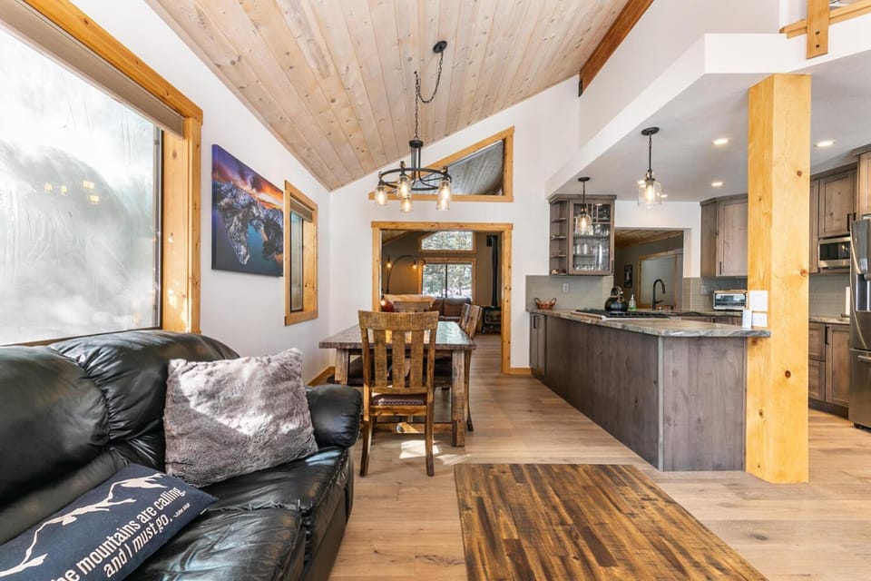 Kokanee at Tahoe Donner - Charming 3 BR - Pool Table - Fireplace - Amenity Access! House in Truckee
