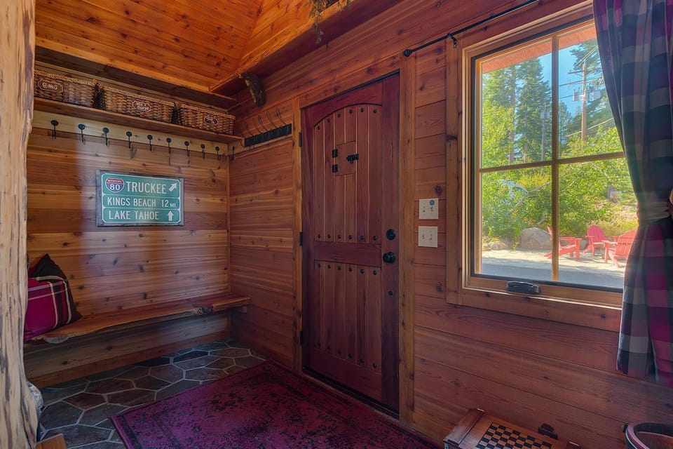 Lazy Bear's Lodge By Tahoe Getaways - Remodeled 3 BR w Hot Tub! House in Tahoe City