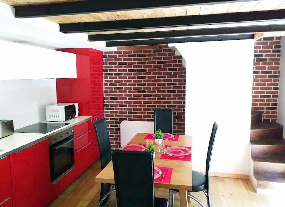 Kitchen or kitchenette, Dining area, minibar, pet friendly, stove