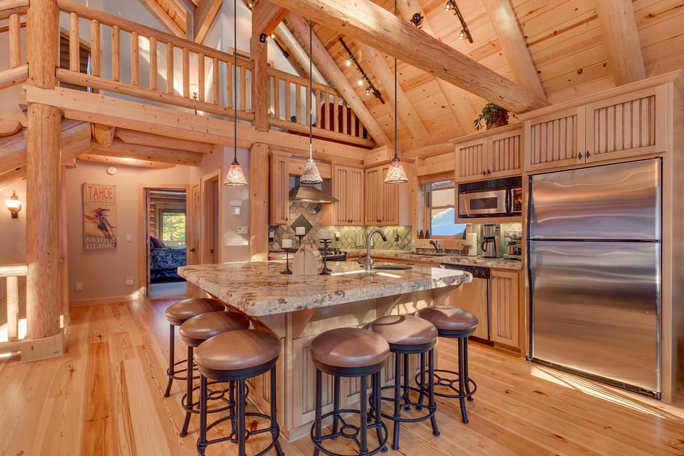 Lodgepole Retreat - A Gorgeous Classic 3BR Log Cabin with Private Hot Tub Cabin in Truckee