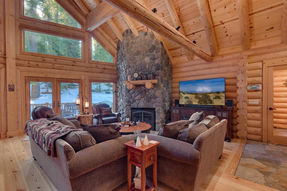 Lodgepole Retreat - A Gorgeous Classic 3BR Log Cabin with Private Hot Tub Cabin in Truckee