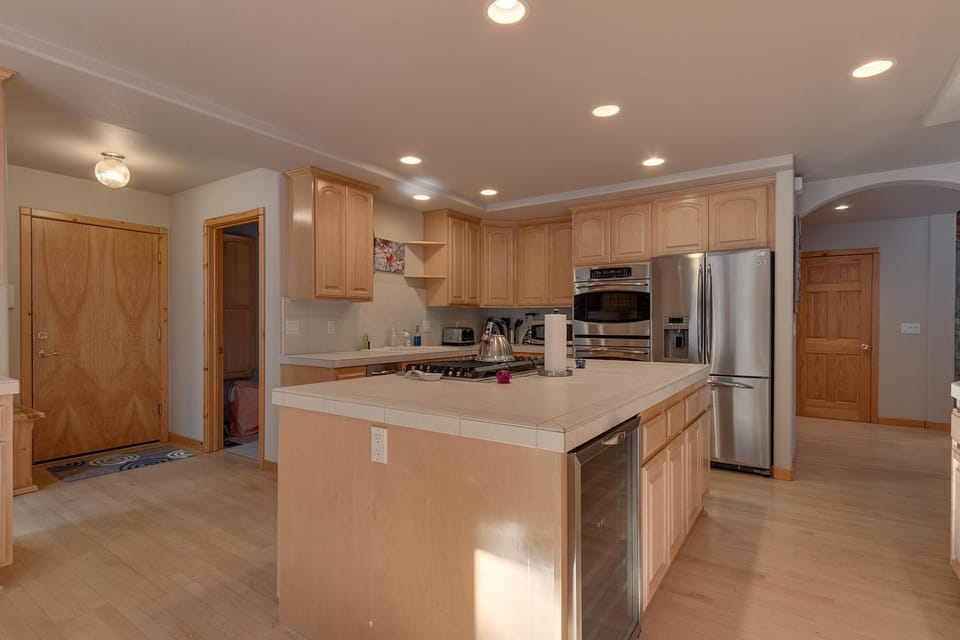 Matterhorn at Tahoe Donner 3000 Sqft 4 BR with Private Hot Tub and HOA Pool, Gym and Beach Access House in Truckee
