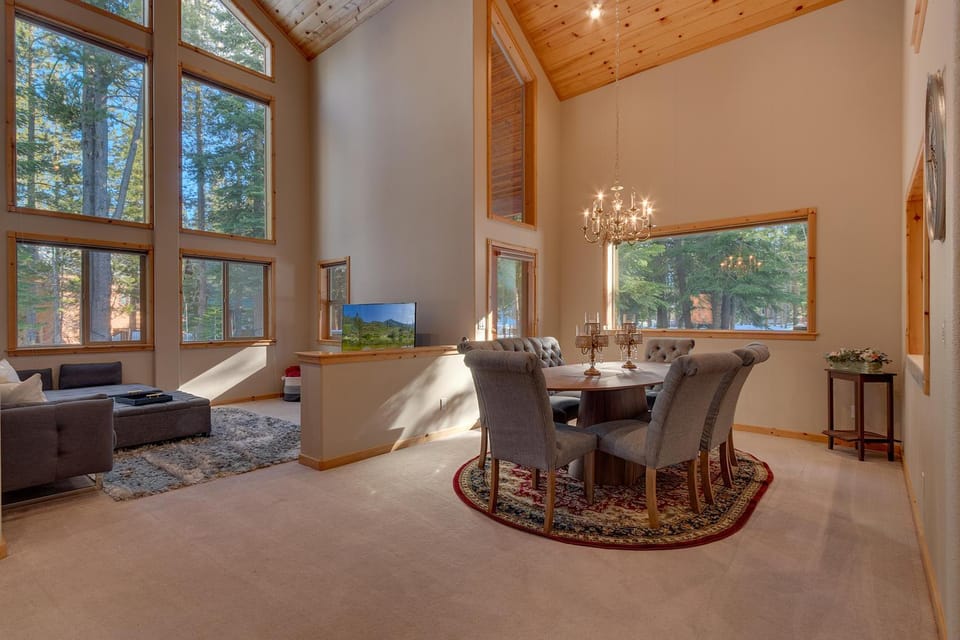 Matterhorn at Tahoe Donner 3000 Sqft 4 BR with Private Hot Tub and HOA Pool, Gym and Beach Access House in Truckee