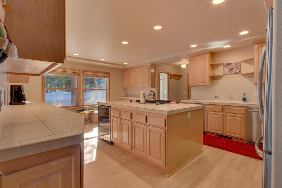 Matterhorn at Tahoe Donner 3000 Sqft 4 BR with Private Hot Tub and HOA Pool, Gym and Beach Access House in Truckee