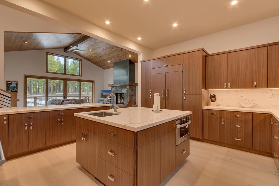 Meek Court at Grays Crossing - Modern Luxury with Private Hot Tub House in Truckee