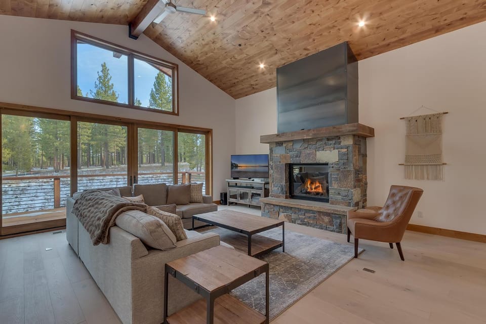Meek Court at Grays Crossing - Modern Luxury with Private Hot Tub House in Truckee