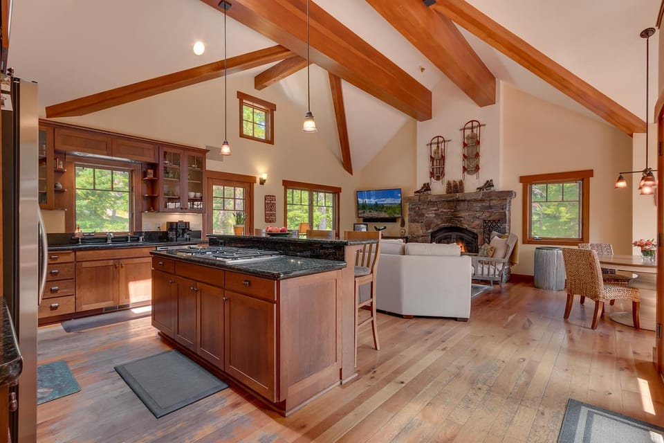 Mountain Escape at North Shore - Upscale 4BR Easy Walk to Lake & Private Hot Tub! House in Lake Tahoe
