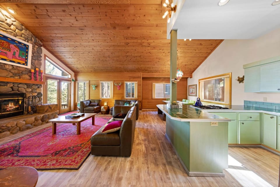 Mosaic Magic at Northstar - Luxury 4BR with Private Hot Tub and Free Ski Shuttle House in Sierra Nevada