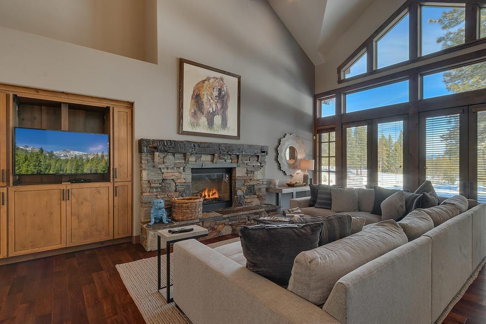 Mountain Majesty at Grays Crossing - Luxury 4BR 4BA w Private Hot Tub House in Truckee
