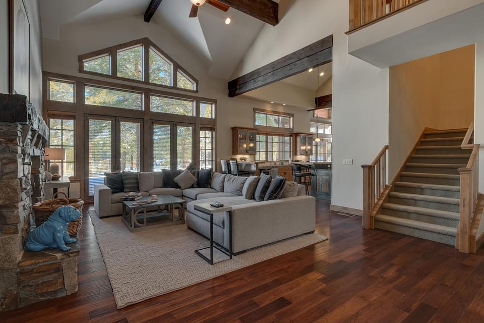Mountain Majesty at Grays Crossing - Luxury 4BR 4BA w Private Hot Tub House in Truckee