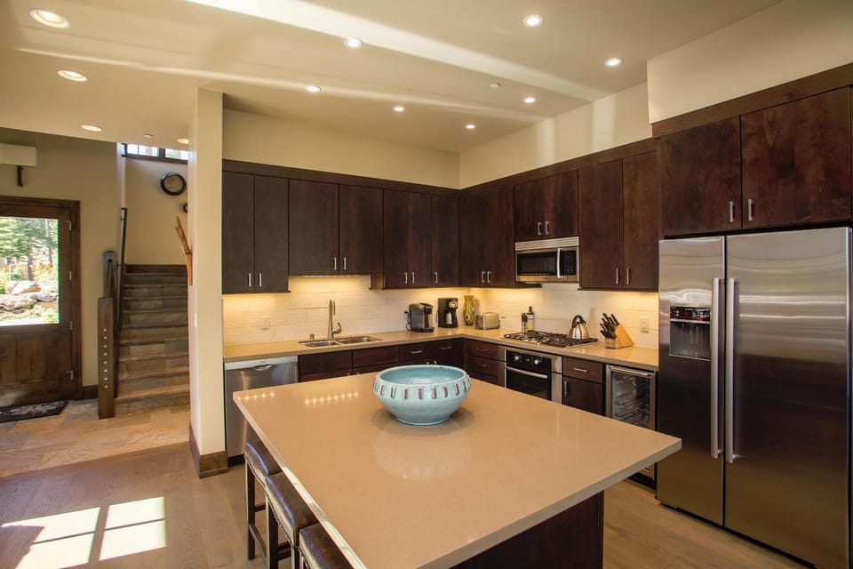 Mountainside by Tahoe Getaways - Luxury Pet-Friendly Northstar Ski-in Ski-Out - Swimming Pool and Gym! House in Sierra Nevada