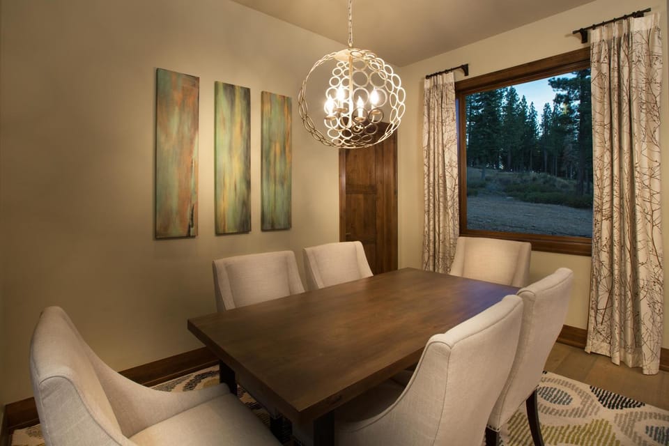 Mountainside by Tahoe Getaways - Luxury Pet-Friendly Northstar Ski-in Ski-Out - Swimming Pool and Gym! House in Sierra Nevada