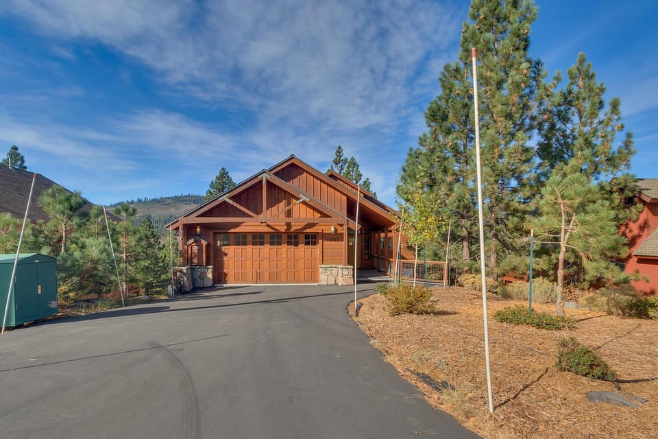Pinnacle Views at Tahoe Donner - 4BR, Hot Tub House in Truckee