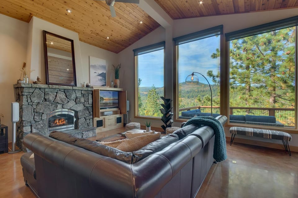 Pinnacle Views at Tahoe Donner - 4BR, Hot Tub House in Truckee