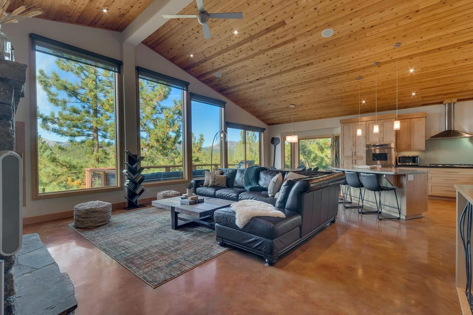 Pinnacle Views at Tahoe Donner - 4BR, Hot Tub House in Truckee