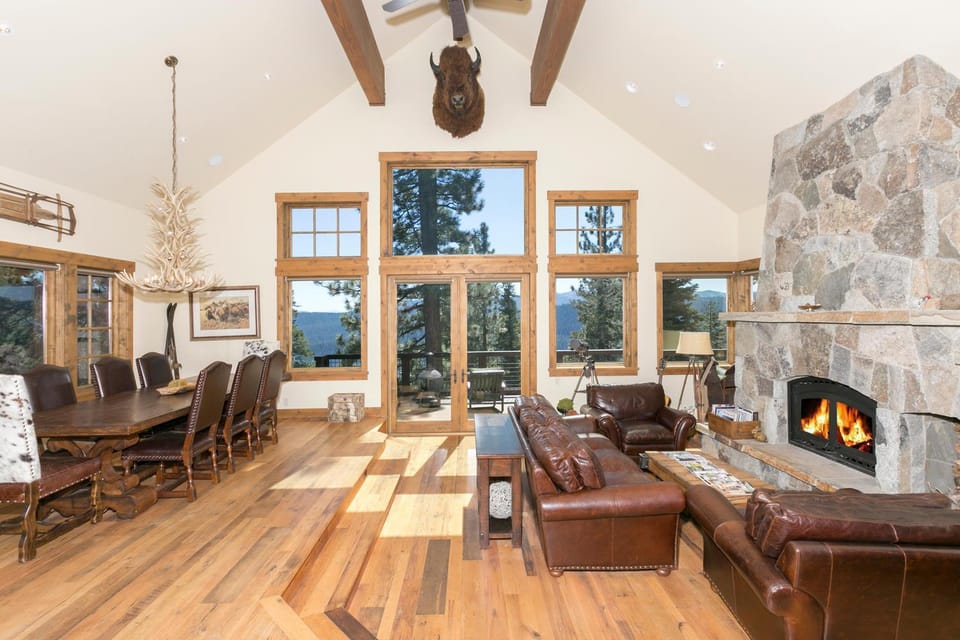 Overlook Lake View Lodge by Tahoe Getaways- Dog Friendly, HOA, Sauna, Hot Tub, Views of Donner Lake House in Truckee