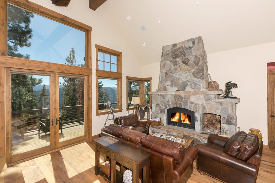 Overlook Lake View Lodge by Tahoe Getaways- Dog Friendly, HOA, Sauna, Hot Tub, Views of Donner Lake House in Truckee