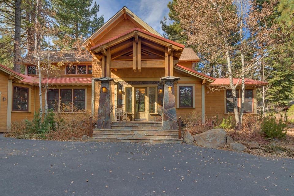 Pine Meadow at Gray's Crossing - 4BR w Two Master Suites House in Truckee