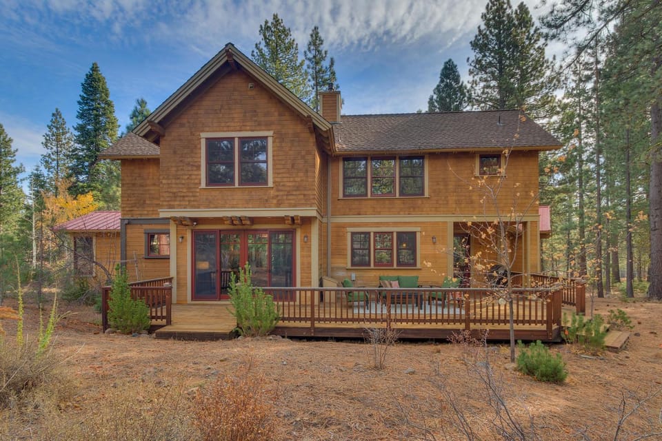 Pine Meadow at Gray's Crossing - 4BR w Two Master Suites House in Truckee