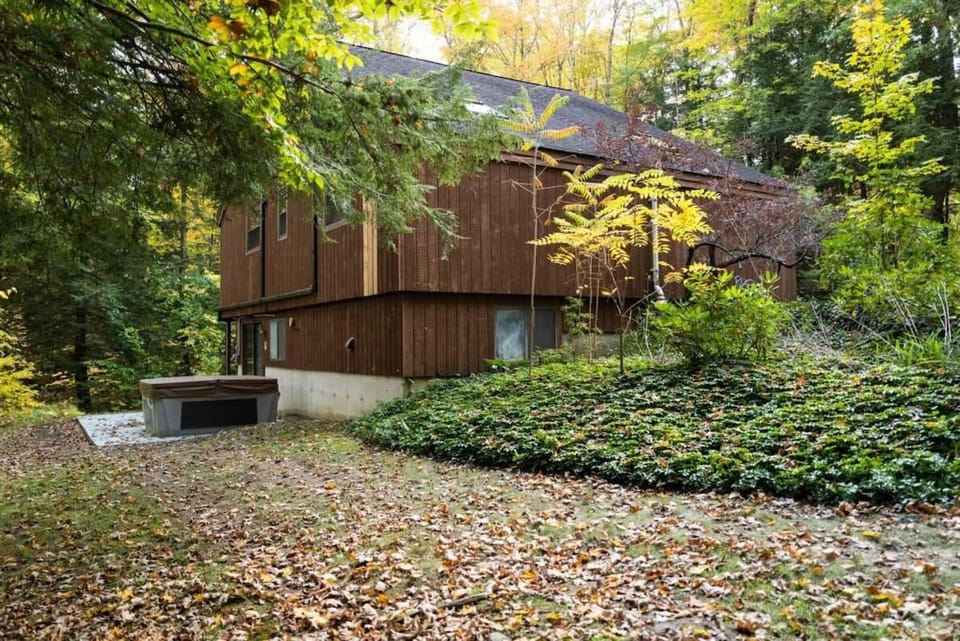 Berkshire Vacation Rentals: Stonebridge Cabin: Modern Amenities Enjoy Nature Cabin in Lee