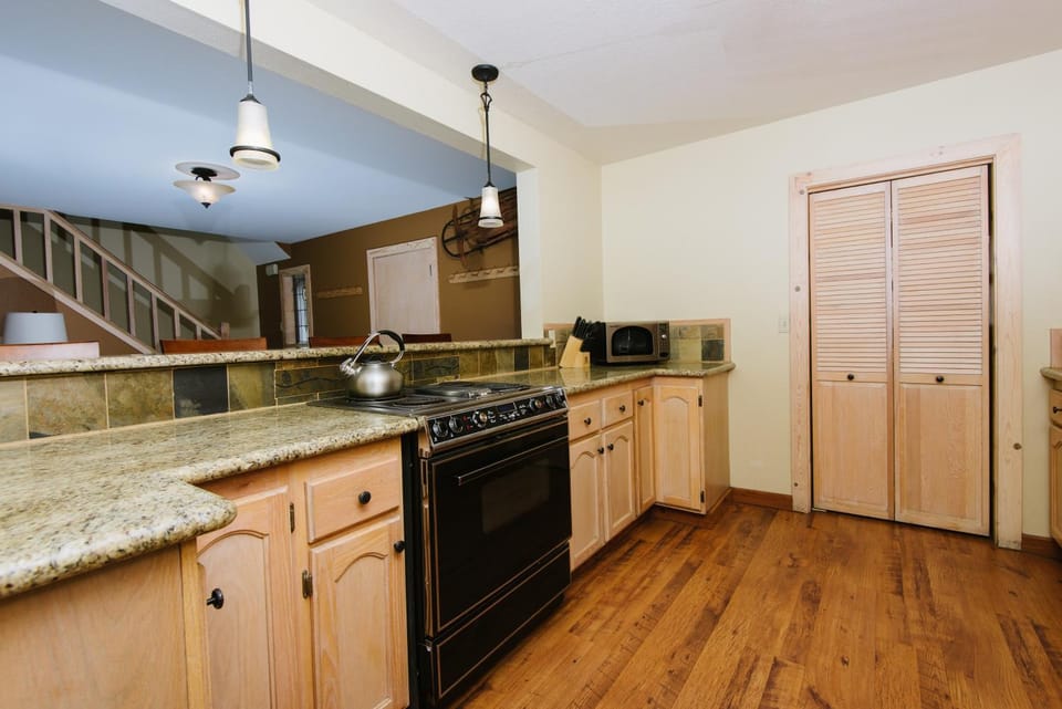 Pioneer Lake View- 4BR Easy Walk to Town Private Hot Tub - Sleeps 11 House in Tahoe City