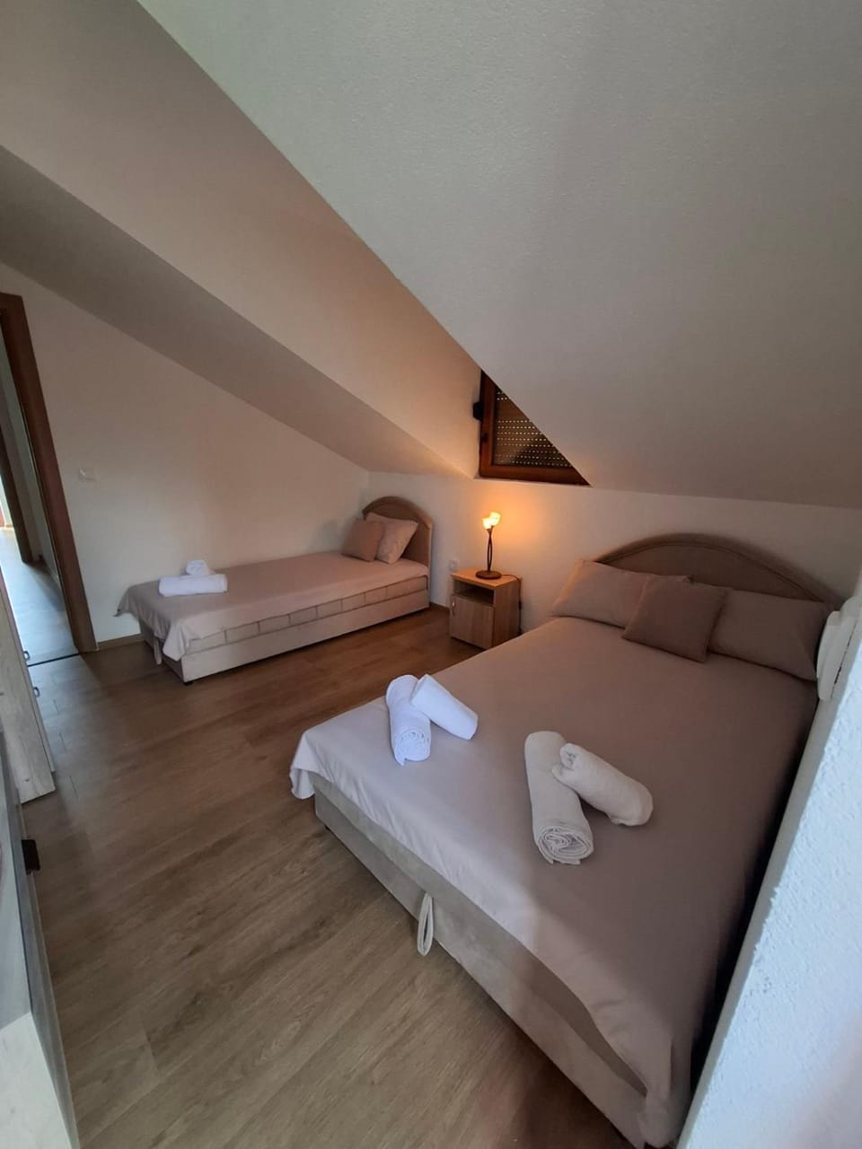 Bed, Bedroom, towels