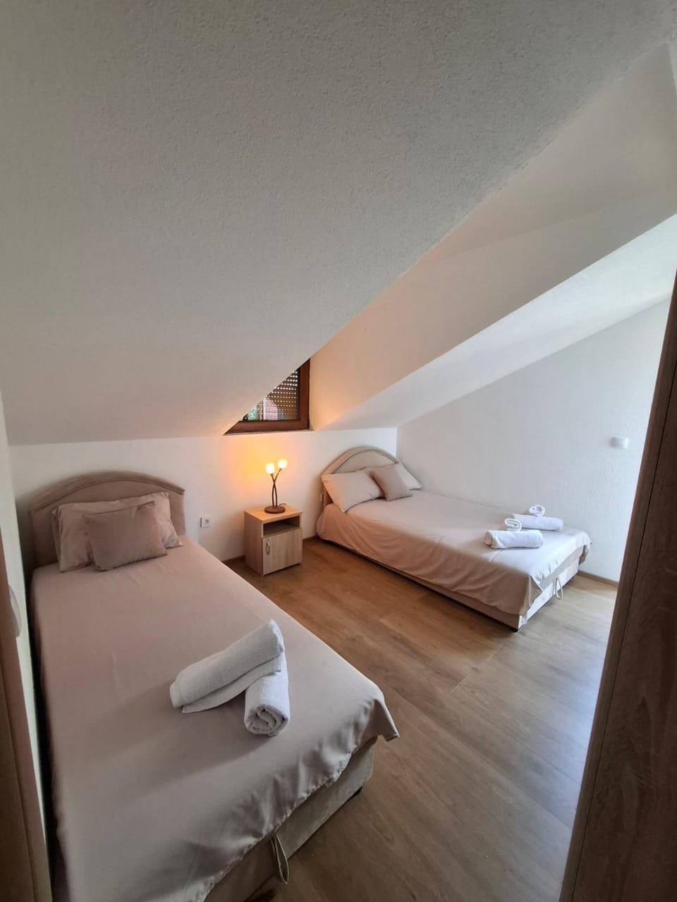 Bed, Bedroom, towels