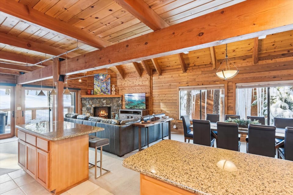 Ponderosa Pines - Custom 3 BR - Pet Friendly Private Hot Tub - Ski Shuttle House in Northstar Drive