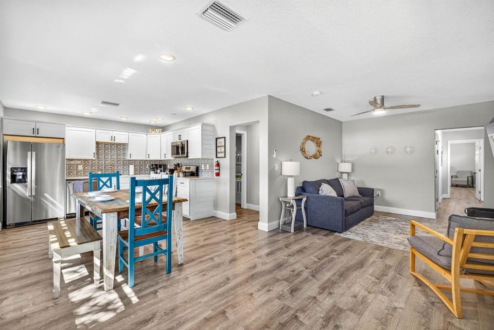 Heated Pool2 min walk 2 the BeachSleeps 9Cute House in Indian Rocks Beach