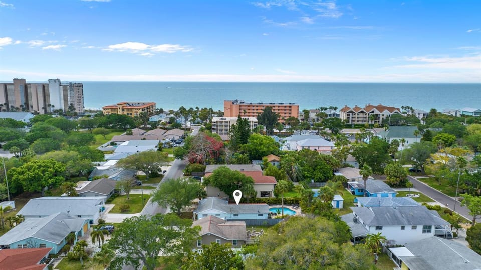 Heated Pool2 min walk 2 the BeachSleeps 9Cute House in Indian Rocks Beach