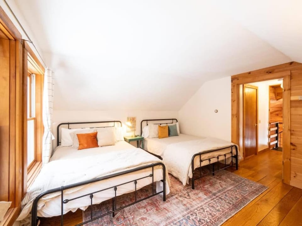 Berkshire Vacation Rentals: Private Cabin On Over 12 Acres Of Woods Cabin in Becket