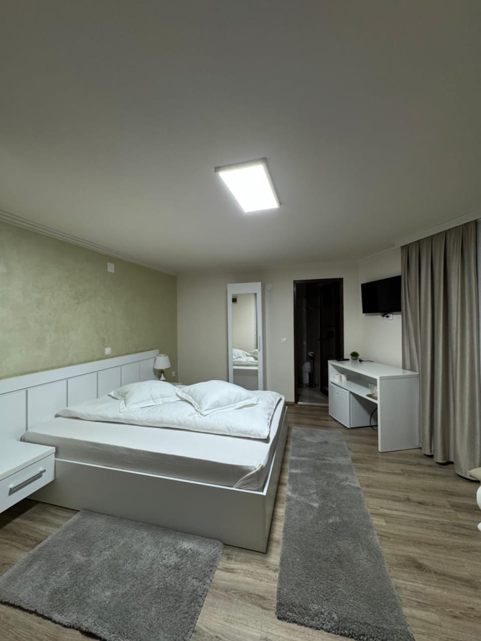 Bed, TV and multimedia, Photo of the whole room, Bedroom